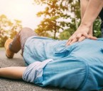 خالد النمر يحذر من خطأ شائع عند إغماء شخص: لا تحاول إخراج لسانه