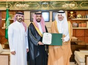 أمير المنطقة الشرقية يُكَرّم مواطناً أنقذ طفلة من الغرق بشاطئ الجبيل