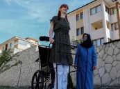 شاهد المرأة الأطول بالعالم تسافر جواً لأول مرة بحياتها