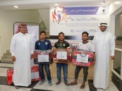 نادي هجر يوزع كسوة الشتاء على عمالة النادي