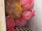 بالصور .. عمالة تحوّل شقة بالهفوف لمعمل لتخزين واعداد الأطعمة بشكل غير صحي