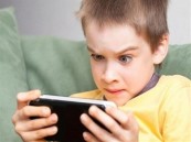 تحذير للأمهات.. ترك طفلك فترة طويلة أمام الشاشات يصيبه بالحول