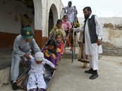 لديه 3 زوجات.. خمسيني باكستاني يرزق بنجله الـ 60 ويتمنى إنجاب مزيد