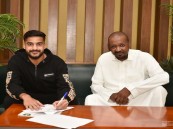 الأهلي يتعاقد رسميا مع منصور الشمري
