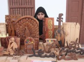 فاطمة الحمودي: أول حرفية سعودية تدخل عالم النحت والنقوش التراثية