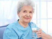 استشاري: 6 أسباب لجفاف الفم الشديد لدى كبار السن