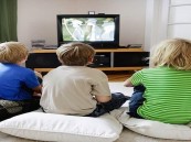 كم الوقت المسموح لجلوس الأطفال أمام الشاشات؟.. “الصحة” تجيب