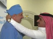بفرحة عارمة.. والد التوأم السيامي اليمني يُصر على تقبيل رأس “الربيعة” (فيديو)