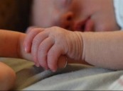 حالة نادرة جداً.. ولادة طفل يحمل توأمه في بطنه!