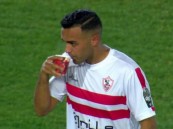 السبب وراء احتساء لاعب الزمالك المصري لكوب شاي خلال المباراة