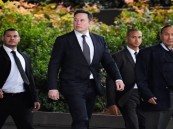 حراس يرافقون” ماسك” حتى إلى “الحمام”