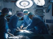 أطباء يجرون عملية جراحية مرتدين واقيًا من الرصاص.. سبب غير متوقع