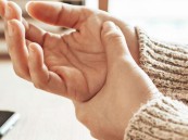 أطباء يكشفون أسباب تنميل اليدين ليلاً