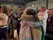 شاهد لحظة عناق الطالبة فاطمة العرفج مع والدتها فرحةً بتحقيقها المركز الثاني في “آيسف 2023”