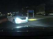 شاهد قائد مركبة تعمّد الدخول عكس السير.. كاد يتسبب في كارثة