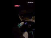 شاهد لحظة مداهمة حية والقبض على مواطن خلال ترويجه لمادة “الشبو” المخدر