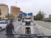 مشهد كارثي.. شاهد لحظة دهس سائق متهور لصاحب سطحة