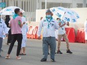 شاهد بالصور.. خمسيني مصاب بـ “شلل الأطفال” ينافس الشباب في خدمة الحجاج