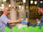 بشكل يومي.. توزيع 80 ألف عبوة ماء زمزم على قاصدي المسجد النبوي