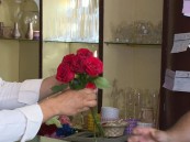 بـ هدية.. شباب يفاجئون عاملًا أطعمهم مجانًا 18 عامًا