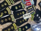 القبض على شخص ينقل بمركبته الخاصة بدلًا ورتبًا عسكرية مخالفة