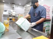 لعدم صلاحيتها.. أمانة الأحساء تصادر 279 كيلو من المواد في “معمل حلويات”