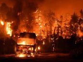 رجال الإطفاء يواصلون إخماد حرائق الغابات في جزيرة سومطرة الإندونيسية