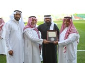 بعد 40 عاما في خدمة النادي.. إدارة الروضة تُكرم المخضرم الصايل 