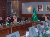 محافظ الأحساء يترأس اجتماع رؤساء المراكز بالمحافظة ويكرّم المتقاعدين منهم