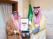نائب أمير الشرقية يتسلم نسخة من كتاب “قراءة في فكر الملك”