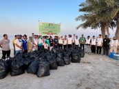 بالصور.. فريق بديع التطوعي يواجه البيئة بشاطئ العقير