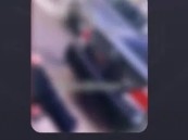 القبض على شخص ظهر بمقطع يحمل سلاحًا ناريًا في مكان عام