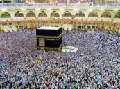 بالفيديو.. شاهد ضيوف الرحمن يملؤون صحن الطواف وسط أجواء روحانية