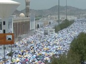 بالفيديو.. مشاهد مهيبة لحظة توافد حجاج بيت الله إلى مسجد نمرة