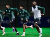 الأخضر يصل إلى داليان ويبدأ استعداده لمواجهة الصين