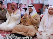 بالصور.. محافظ الأحساء يؤدي صلاة الاستسقاء