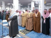 محافظ الأحساء يؤدي صلاة الميت على إبراهيم آل هاشم