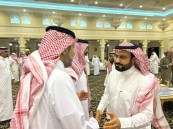 سمو الأمير عبدالعزيز بن جلوي يقدم واجب العزاء لأسرة “الجعفري”