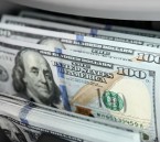 تراجع أسعار الدولار تزامنًا مع توتر الأسواق وتزايد رهانات تثبيت الفائدة