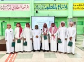 بالصور.. مدرسة العيون الثانوية تكريم الطلاب الحاضرين إلى المدرسة مُبكرًا “الانضباط المدرسي”