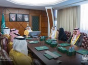 أمير الشرقية يستقبل أبناء الشيخ عبداللطيف الجبر ويطلع على عرض تعريفي عن مكتبة الجبر في جامعة الملك فيصل