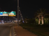 قبيل عيد الأضحى.. أمانة الأحساء تواصل أعمال تركيب الإضاءات التجميلية في الطرق الرئيسية