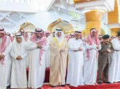 بالصور.. أمير الشرقية يؤدي صلاة الميت على والدة سعود العطيشان