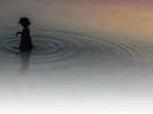 إنقاذ طفل من الغرق أثناء ممارسة السباحة في الخبر بالمنطقة الشرقية