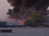 الدفاع المدني بالقطيف يخمد حريقًا في موقع لتجميع الأخشاب بالنابية