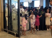 بالورود والحلويات.. جمعية “سند” تحتفي بالحجاج العائدين في مطار الأحساء