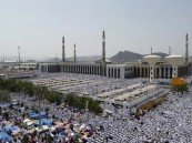 شاهد بالفيديو.. لقطات مهيبة للحجاج بعد أدائهم صلاتي الظهر والعصر في مسجد نمرة