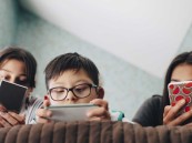 دراسة تحذر: الإفراط في استخدام الهواتف المحمولة يضعف مهارات تعلم اللغة عند الأطفال
