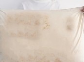 متخصص في أمراض الجهاز الهضمي يحذر: تخلص فورًا من هذه الأشياء فهي سامة بغرفة نومك