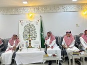 سمو الأمير عبدالعزيز بن جلوي يقدم واجب العزاء لأسرة “الهلال ”